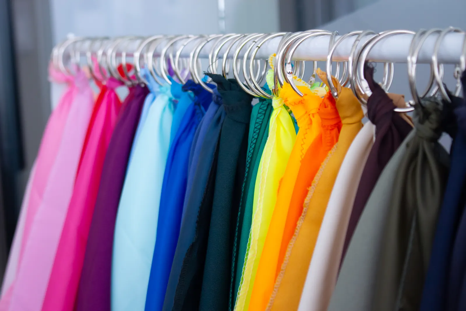 Telas de prueba de colorimetría en todos los tonos, colgadas en el perchero del centro