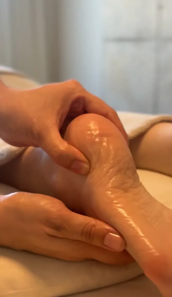 Reflexología en los pies: uno de los masajes que se pueden regalar