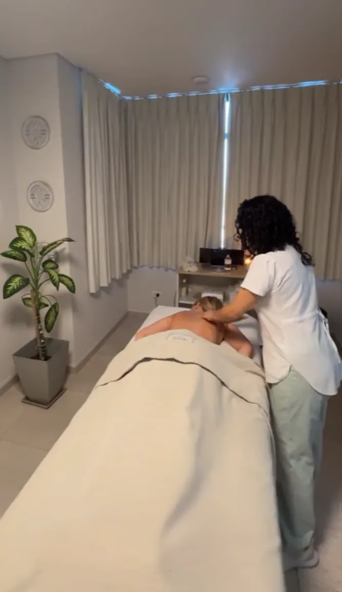 Masaje relajante en la sala con luz tenue, parte del Día de relax