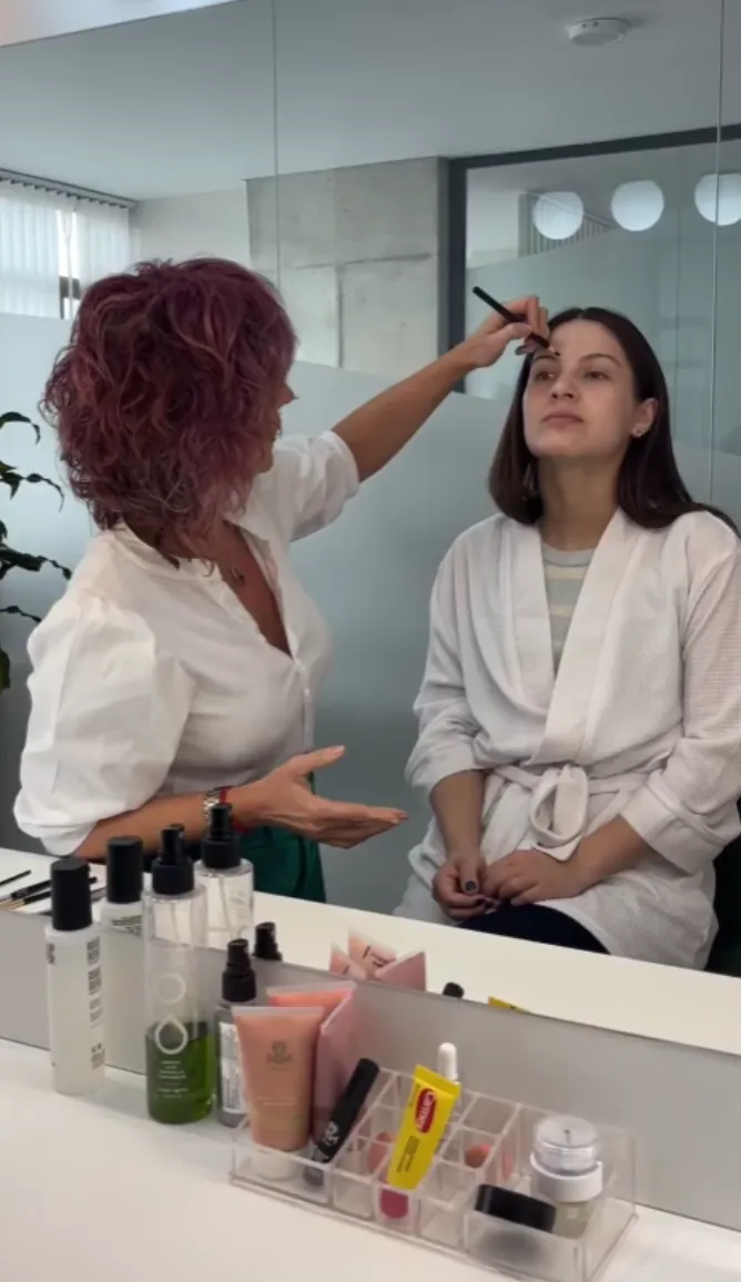Diseño de cejas frente al espejo: la clienta ve la forma propuesta antes de pigmentar