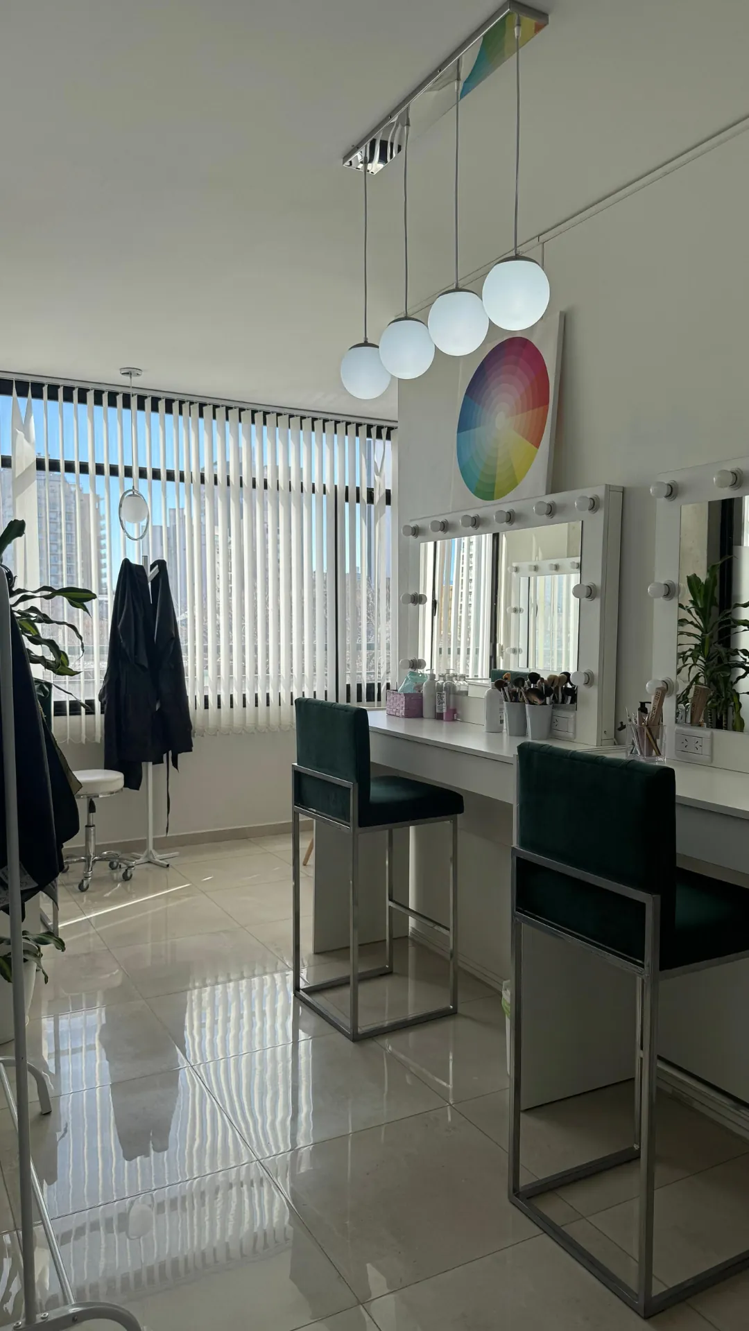 Salón de peinado y maquillaje con espejos iluminados